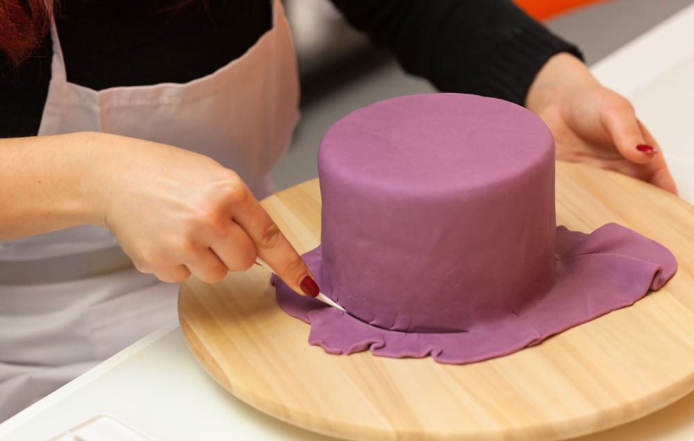 how to use fondant on cake