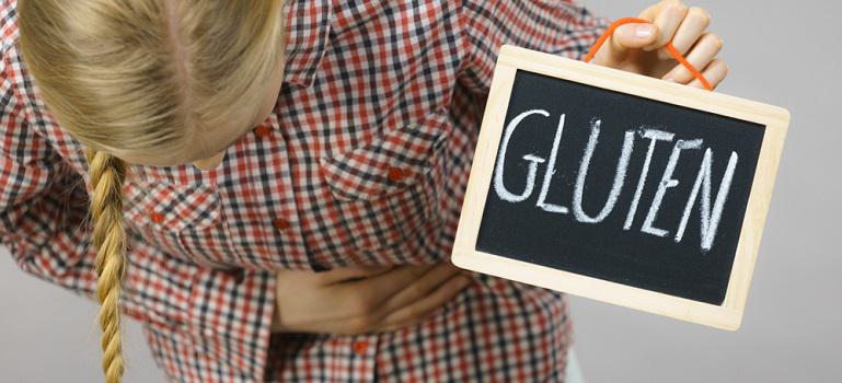 womna havin stomach pain holing gluten sign