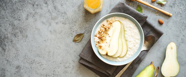Oatmeal with slices of pear and almonds