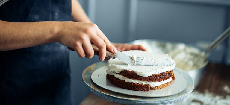 using Offset Spatula to decorate cake