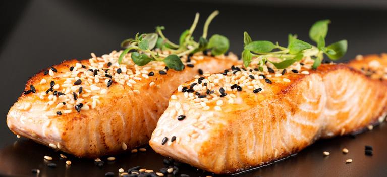 Grilled salmon with sesame seeds